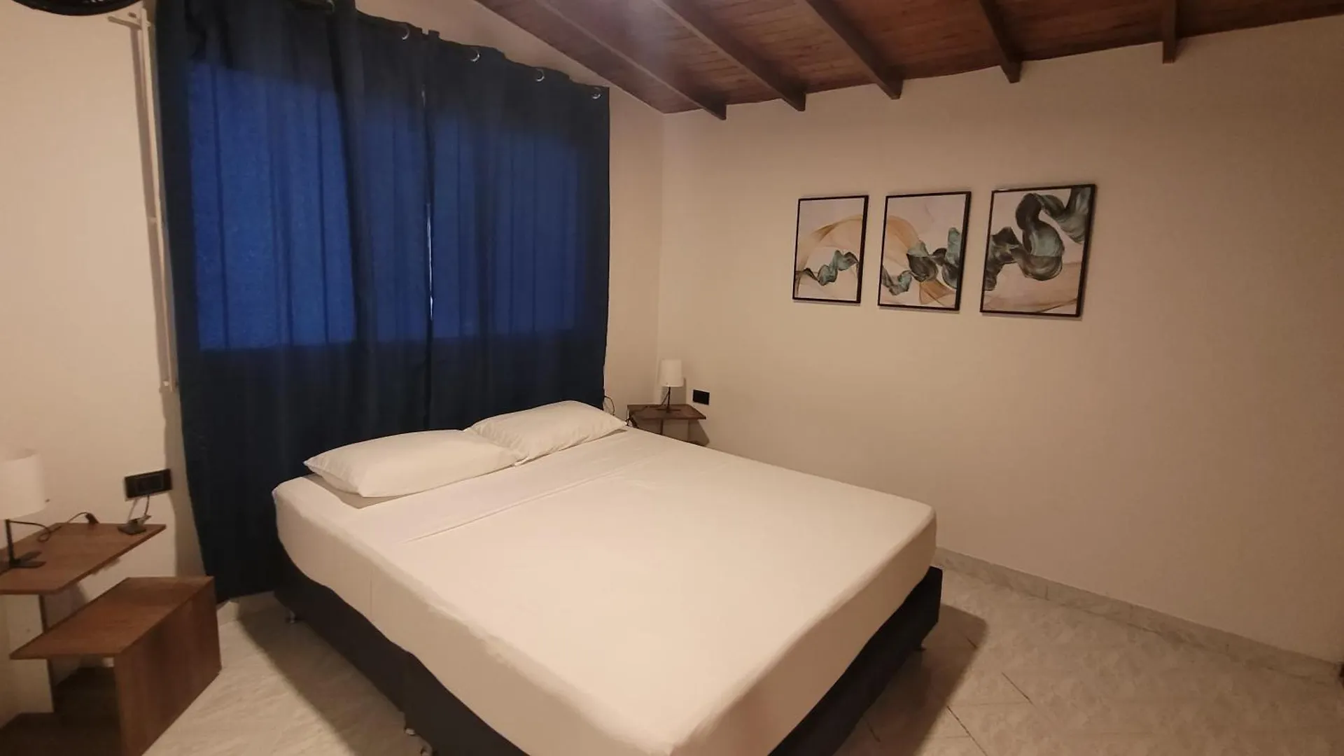 La Familia Hostel - Manila Medellin Colombia