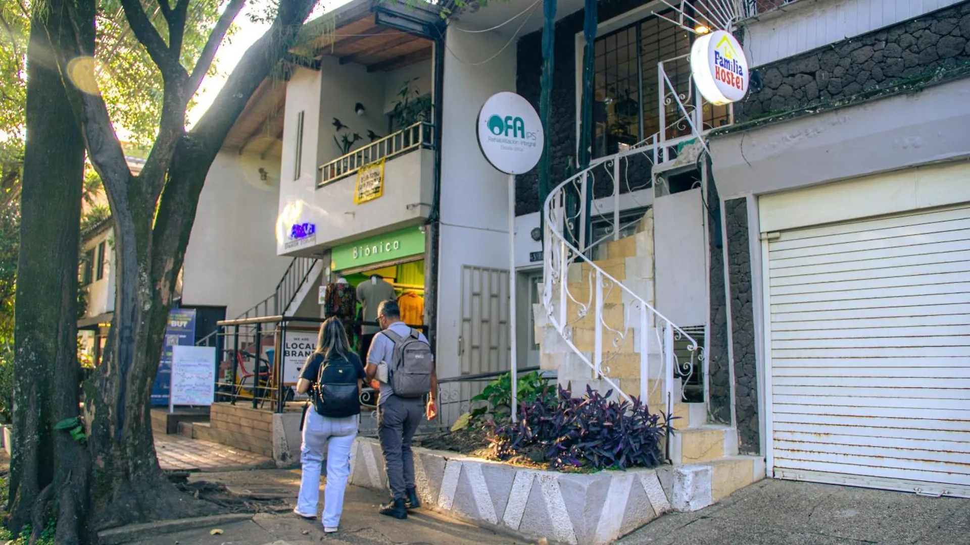 La Familia Hostel - Manila Medellin Colombia